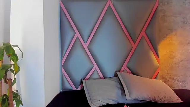 Snapshot of Quee_Sophine chatting on December 19, 2025, 7:43 pm Quee Sophine online show from December 19, 2025, 7:43 pm