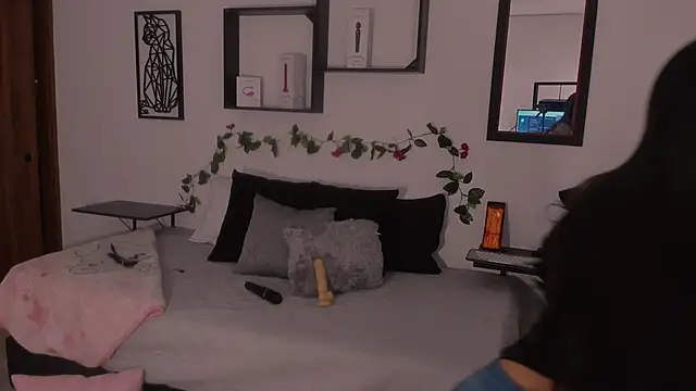 Mia 1120 online show from September 29, 2025, 6:13 pm