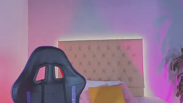 Zafiro  Brown online show from November 21, 2025, 12:04 pm