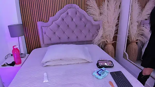 Snapshot of Starbutterflyy_ chatting on February 23, 2026, 5:05 am Starbutterflyy online show from February 23, 2026, 5:05 am