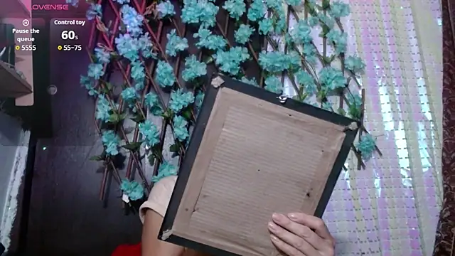 Snapshot of darling_hott chatting on October 24, 2025, 10:33 am darling hott online show from October 24, 2025, 10:33 am