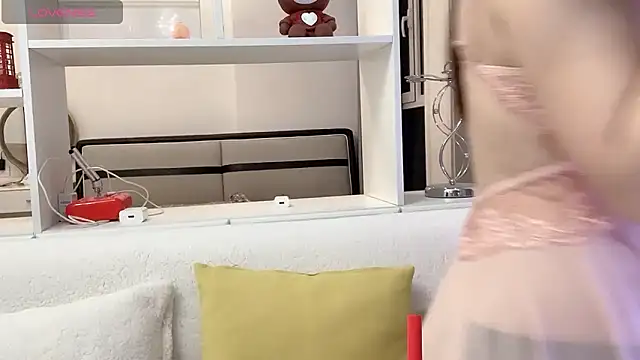 LunaDeVaal online show from April 23, 2026, 12:29 pm