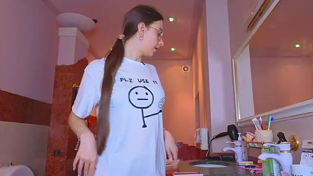 Real cutie1 online show from December 18, 2025, 1:50 pm