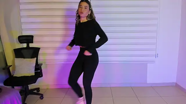 Snapshot of Rachell_criss chatting on September 30, 2025, 4:17 am Rachell criss online show from September 30, 2025, 4:17 am