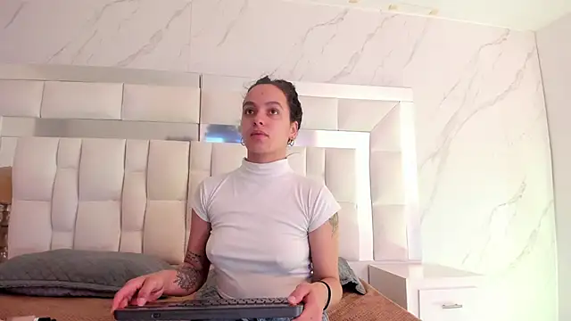 Snapshot of Maia_Park chatting on February 25, 2026, 11:42 am Maia Park online show from February 25, 2026, 11:42 am