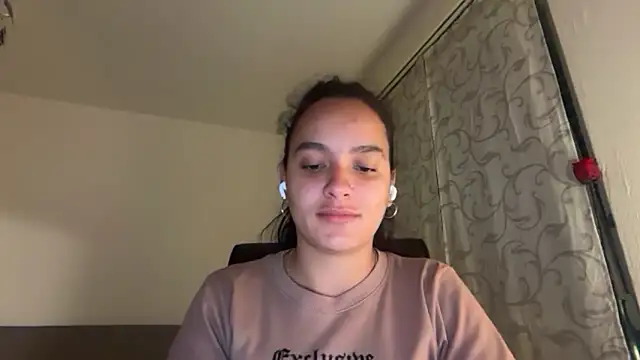 Snapshot of Maia_Park chatting on May 2, 2026, 8:47 pm Maia Park online show from May 2, 2026, 8:47 pm