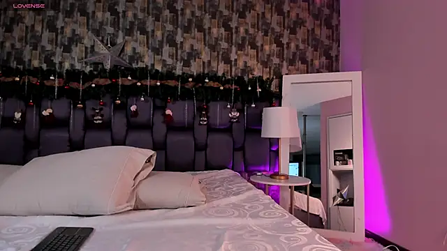 VeraBlazze online show from December 15, 2025, 1:37 pm