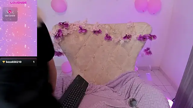 Nataliahenao69 online show from October 23, 2025, 2:16 pm