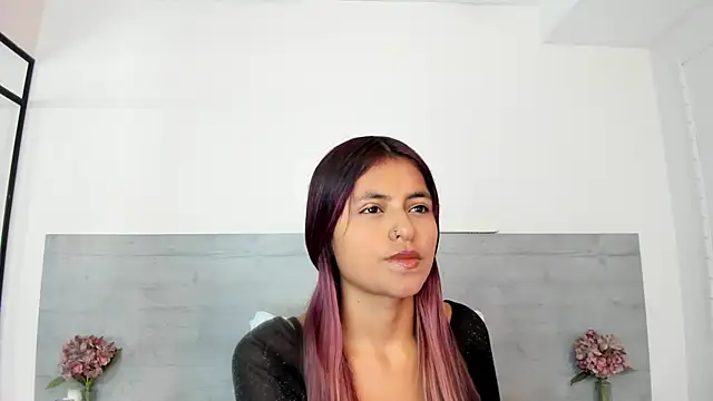 sunnyWhitee online show from June 4, 2026, 7:20 pm
