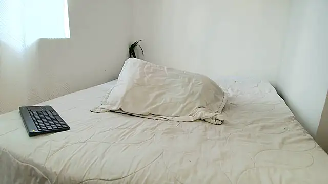 IsaXander743 online show from February 11, 2026, 6:57 pm