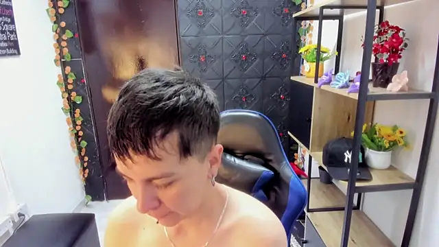 Snapshot of _Hannah_Hot chatting on April 16, 2026, 2:45 am Hannah Hot online show from April 16, 2026, 2:45 am