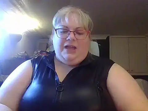 Kinkyhousewife83 online show from November 23, 2025, 5:46 pm