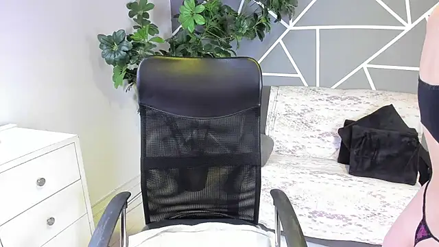 paula miler1 online show from March 26, 2026, 2:55 pm