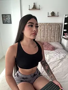 EmiilyEvans  online show from September 23, 2025, 9:51 pm