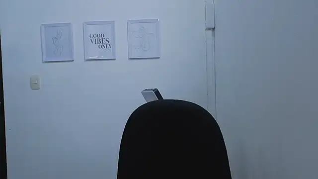 Penelophe01 online show from February 18, 2026, 8:27 pm