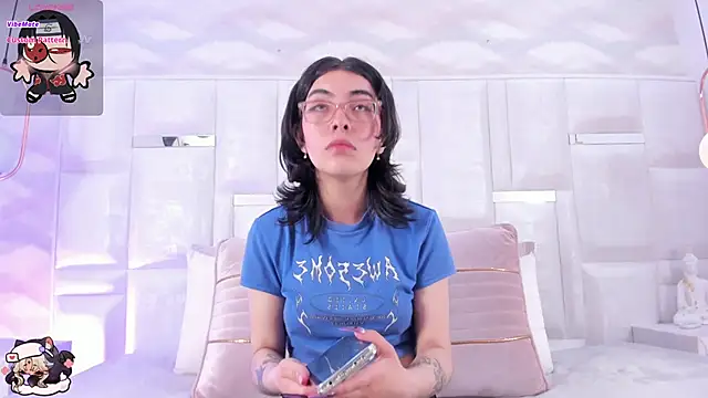 Im Molly Angel online show from November 5, 2025, 8:20 pm