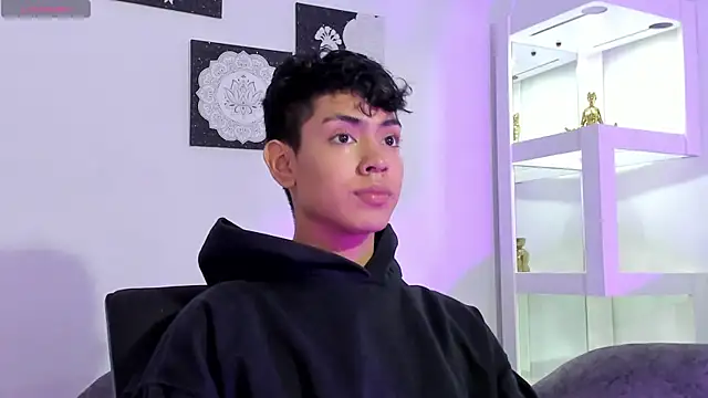 Snapshot of LoganTwink18 chatting on September 9, 2025, 12:48 pm LoganTwink18 online show from September 9, 2025, 12:48 pm