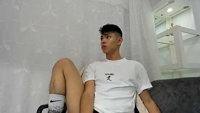 Snapshot of LoganTwink18 chatting on September 12, 2025, 12:44 am LoganTwink18 online show from September 12, 2025, 12:44 am