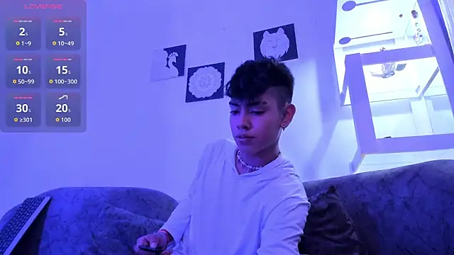 Snapshot of LoganTwink18 chatting on September 14, 2025, 10:20 pm LoganTwink18 online show from September 14, 2025, 10:20 pm