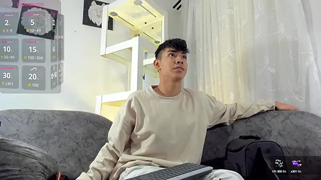 Snapshot of LoganTwink18 chatting on September 17, 2025, 1:24 pm LoganTwink18 online show from September 17, 2025, 1:24 pm