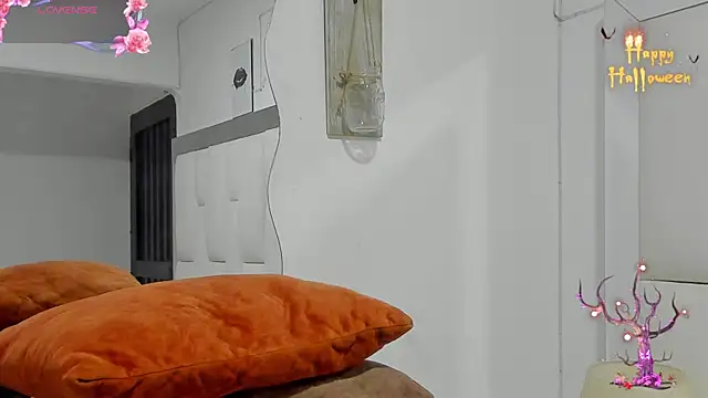 Snapshot of LoganTwink18 chatting on October 24, 2025, 10:11 am LoganTwink18 online show from October 24, 2025, 10:11 am