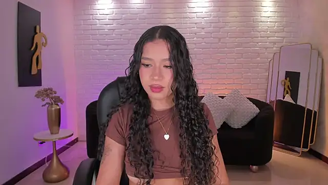 SophieHouston  online show from December 18, 2025, 3:45 am