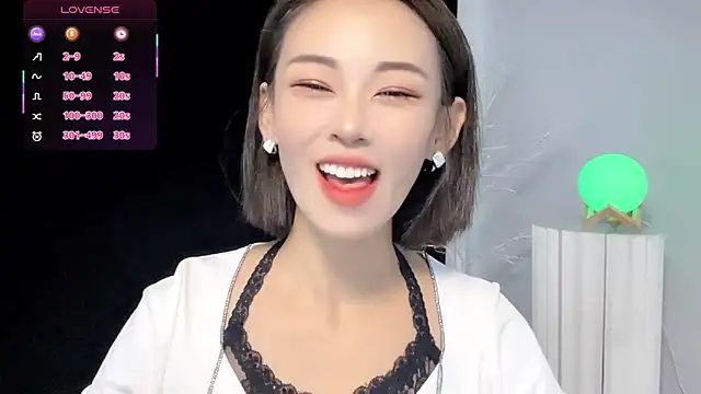 xiaoyue8888 online show from September 13, 2025, 12:21 am