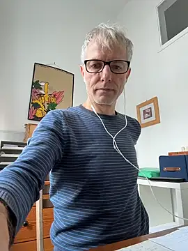 Snapshot of SexyLeon8 chatting on December 17, 2025, 9:04 am SexyLeon8 online show from December 17, 2025, 9:04 am