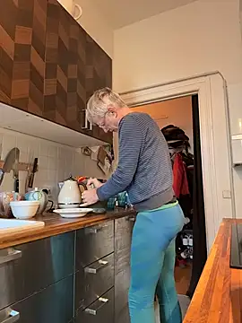 Snapshot of SexyLeon8 chatting on December 18, 2025, 8:20 am SexyLeon8 online show from December 18, 2025, 8:20 am