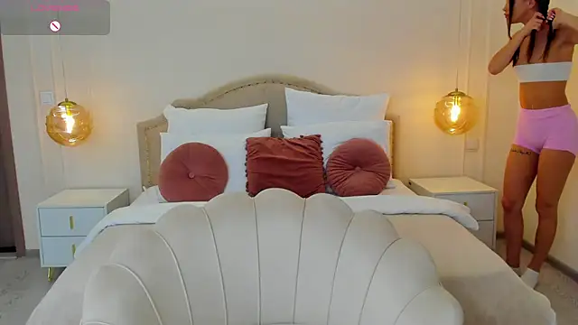 Snapshot of MilaMour chatting on January 16, 2026, 8:24 pm MilaMour online show from January 16, 2026, 8:24 pm