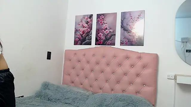 pinky f00x online show from December 17, 2025, 7:42 pm