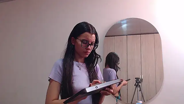 pinky f00x online show from February 5, 2026, 8:24 pm