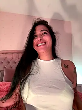 Snapshot of Bella__Wood chatting on September 26, 2025, 8:13 pm Bella Wood online show from September 26, 2025, 8:13 pm