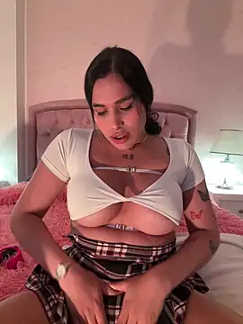 Snapshot of Bella__Wood chatting on October 1, 2025, 8:37 pm Bella Wood online show from October 1, 2025, 8:37 pm