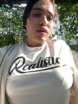 Snapshot of Bella__Wood chatting on October 6, 2025, 8:50 pm Bella Wood online show from October 6, 2025, 8:50 pm