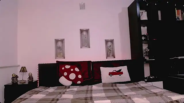 M1kaylaRaven online show from November 28, 2025, 5:32 am