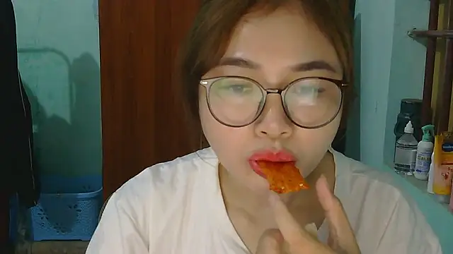 Uhem112 online show from October 28, 2025, 12:47 am