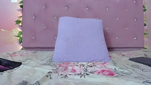 Snapshot of violet_taylor_ chatting on May 18, 2026, 2:29 am violet taylor online show from May 18, 2026, 2:29 am