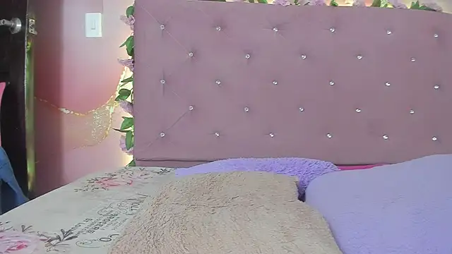 Snapshot of violet_taylor_ chatting on May 26, 2026, 2:18 am violet taylor online show from May 26, 2026, 2:18 am