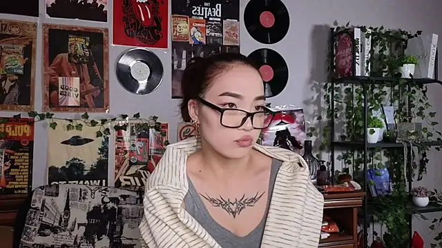 OdetteBiddy online show from November 18, 2025, 8:02 pm