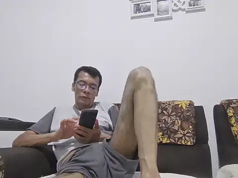 skinnylatino51 online show from July 17, 2026, 1:12 am