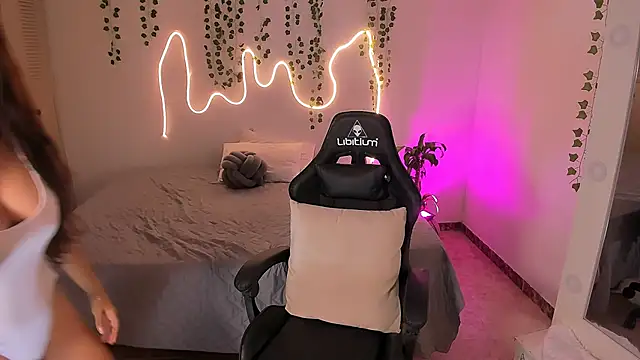 Snapshot of sara_doll77 chatting on November 26, 2025, 8:43 pm sara doll77 online show from November 26, 2025, 8:43 pm