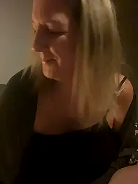 Snapshot of X-Victoria-X chatting on October 13, 2025, 4:01 am X-Victoria-X online show from October 13, 2025, 4:01 am