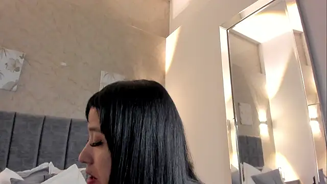 Lunaa bellaa online show from January 5, 2026, 7:39 pm