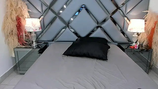 Milan LewisS online show from September 20, 2025, 12:17 pm