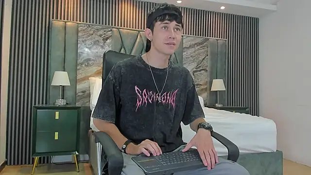 Snapshot of Michael_blue chatting on September 28, 2025, 1:27 pm Michael blue online show from September 28, 2025, 1:27 pm