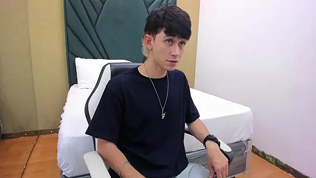 Snapshot of Michael_blue chatting on October 25, 2025, 8:47 pm Michael blue online show from October 25, 2025, 8:47 pm