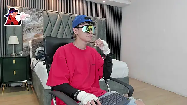 Snapshot of Michael_blue chatting on October 31, 2025, 9:27 pm Michael blue online show from October 31, 2025, 9:27 pm