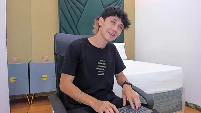 Michael blue online show from December 22, 2025, 12:13 pm