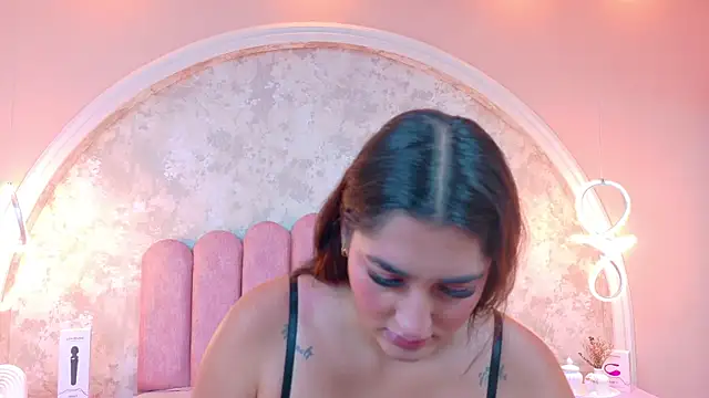 JasmineRhodes online show from November 22, 2025, 1:32 pm